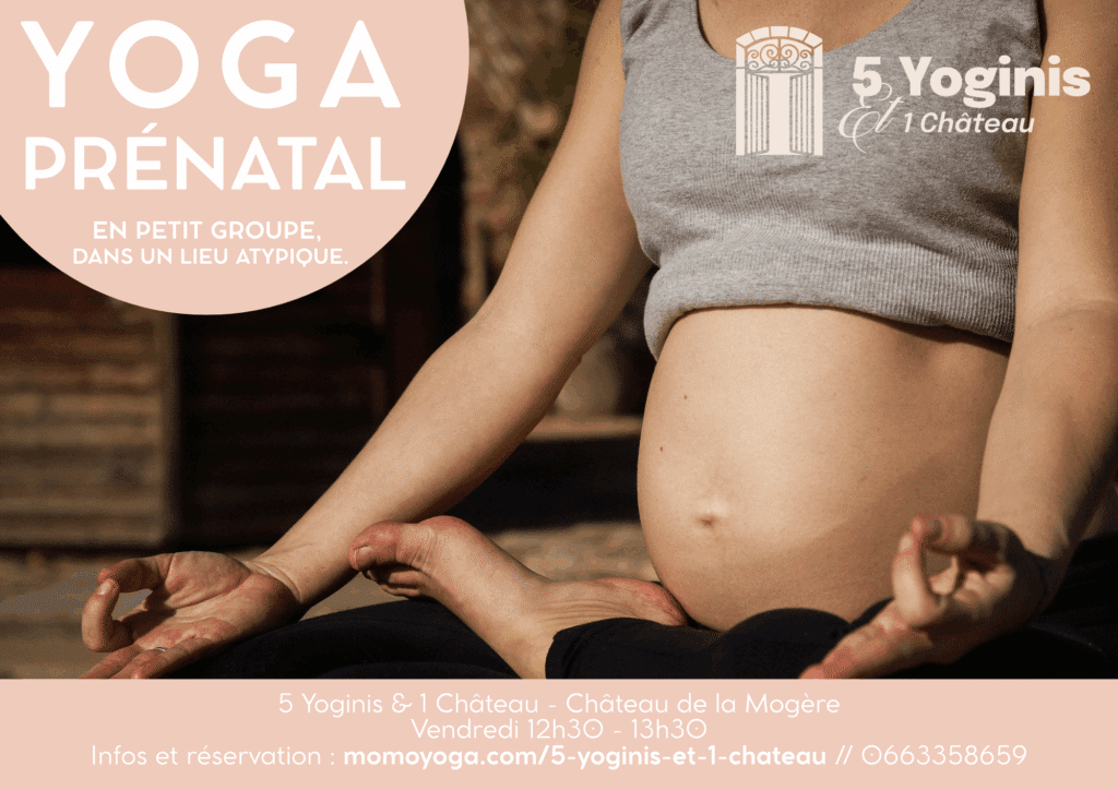 Femme enceinte méditant en posture de yoga prénatal en extérieur. Offre : 5 Yoginis & 1 Château. Infos et réservation : momoyoga.com, 0663358659.