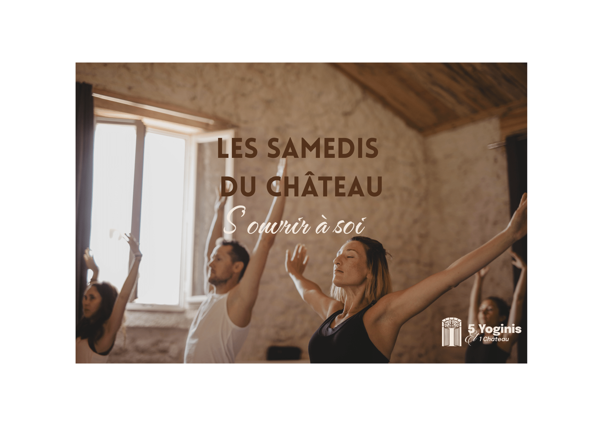 Cours de yoga en groupe dans un château. Texte: LES SAMEDIS DU CHÂTEAU, S'ouvrir à soi. Logo: 5 Yoginis.